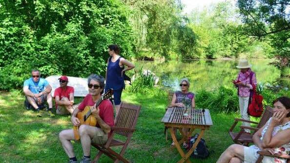Bei traumhafter Kulisse genossen die Wanderer die kurze Pause, die Stefan Grasse mit "Erinnerung an Alhambra" musikalisch untermalte.