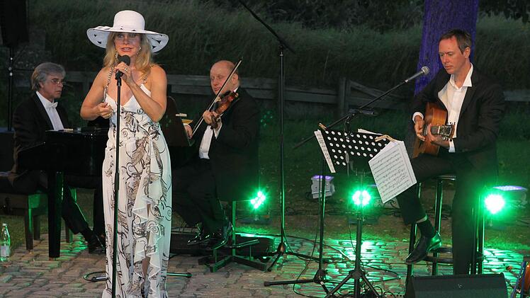 Deborah Sesson mit ihren Begleitmusikern in Kronach Foto: Michael Wunder