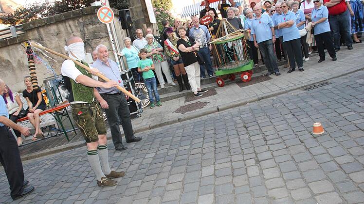 Da konnte das Publikum nicht groß helfen: Dominik Kropf traf den Hahn nicht... Foto: Sebastian Martin
