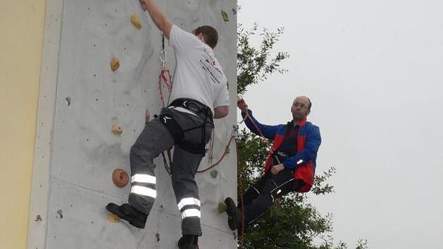 Hoch hinaus kann es beim Sommerfest der DAV-Sektion Kronach am Sonntag auch f&uuml;r interessierte G&auml;ste am Kletterturm gehen. Foto: Karl-Heinz Hofmann
