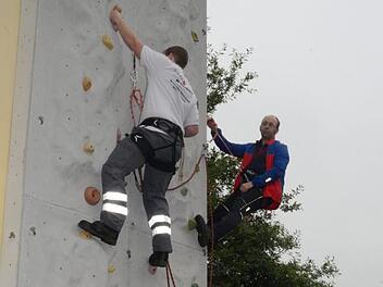 Hoch hinaus kann es beim Sommerfest der DAV-Sektion Kronach am Sonntag auch für interessierte Gäste am Kletterturm gehen. Foto: Karl-Heinz Hofmann