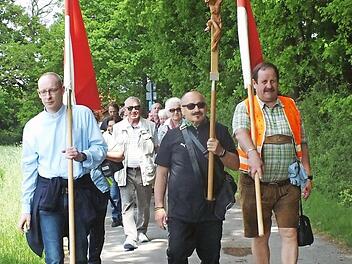 Kaplan Sebastian Schiller, Helmut Fischer und Peter Persin (v. l.) führten den Pilgerzug an. Foto: Manfred Welker