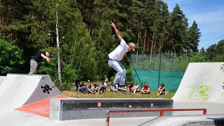 Hoch, höher, am höchsten: Für die Scatebordfreaks ist kein Hindernis zu groß. Fotos: Andrea Spörlein