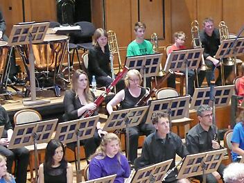 An ihren grünen und blauen T-Shirts unschwer zu erkennen: Die Nachwuchsmusikerinnen und -musiker aus Bad Kissingen hatten sich lange auf diesen Augenblick vorbereitet. Foto: Gerhild Ahnert