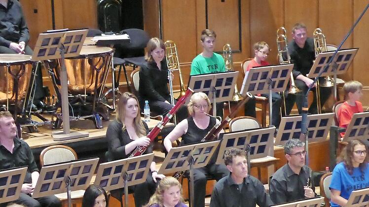 An ihren grünen und blauen T-Shirts unschwer zu erkennen: Die Nachwuchsmusikerinnen und -musiker aus Bad Kissingen hatten sich lange auf diesen Augenblick vorbereitet. Foto: Gerhild Ahnert