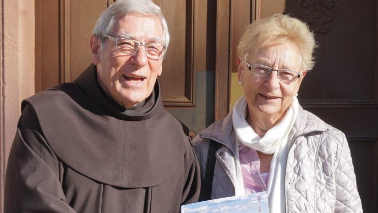 Regina Rinke stellt ihre neues Kreuzbergbuch Pater Martin Domogalla vor. Marion Eckert