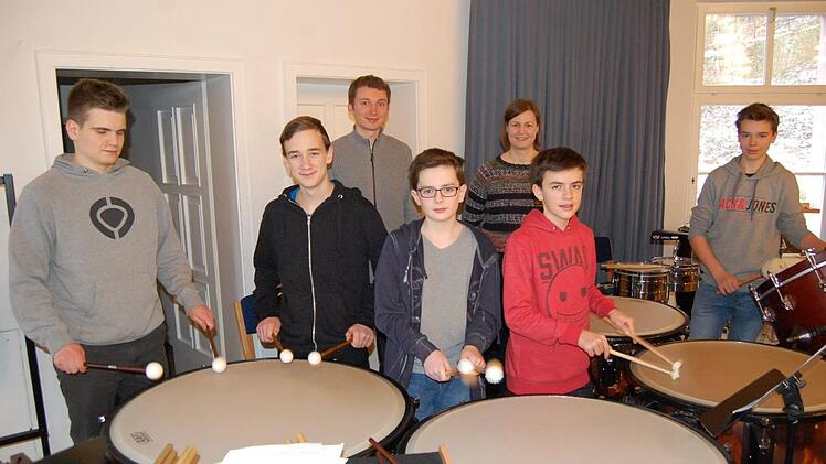 Auch die Schlagzeuger des Kreisjugendblasorchester mit Michael Sauer (vorne in der Mitte) proben in Hammelburg für ihren Auftritt. Über den Rhythmus freuen sich Orchesterleiter Johannes Geiling und Dirigentin Mareike Wütscher. Foto: Wolfgang Dünnebier