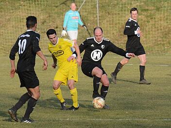 Victor Kleinhenz' (links) FC Thulba übernimmt zuerst die Initiative, muss in der zweiten Halbzeit aber eine 2:0-Führung der Gäste aufholen. Unser Bild zeigt Thulbas Spielertrainer und einer der Torschützen, Christian Laus vom FC 06 Bad Kissingen (rechts).ssp