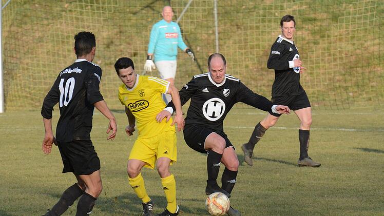Victor Kleinhenz' (links) FC Thulba übernimmt zuerst die Initiative, muss in der zweiten Halbzeit aber eine 2:0-Führung der Gäste aufholen. Unser Bild zeigt Thulbas Spielertrainer und einer der Torschützen, Christian Laus vom FC 06 Bad Kissingen (rechts).ssp