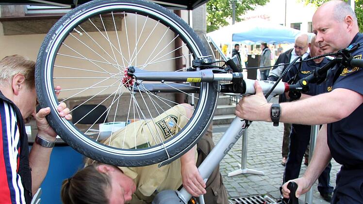 Am Stand der Polizei konnte man sein Fahrrad registrieren lassen.