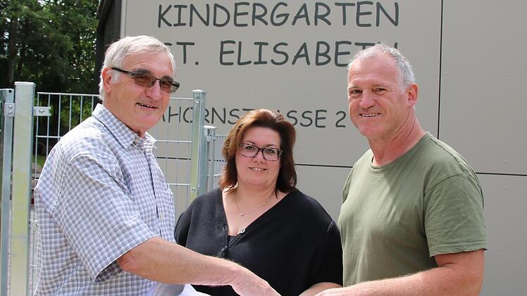 Kirchenpfleger Erwin Hippler (von links), Kindergartenleiterin Andrea Hippler und Architekt Andreas Härder haben alles geplant. Oben ein Blick auf die neuen Sandkästen mit Gebäude dahinter. Foto: Ralf Ruppert