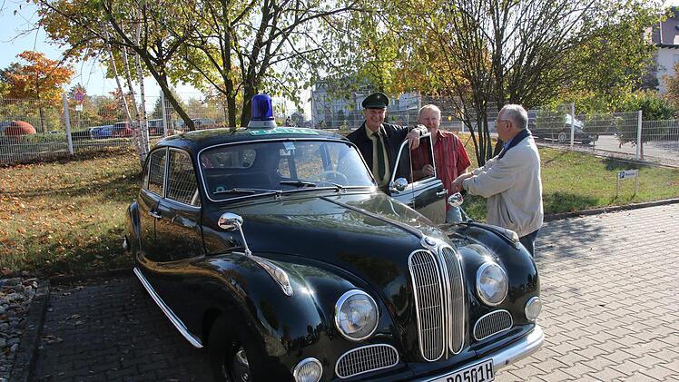 Ein Hingucker war  dieser BMW 501 aus dem Jahr 1954 als Polizeiauto. Sein Besitzer war aus Bad Kissingen angereist. Foto: Michael Stelzner