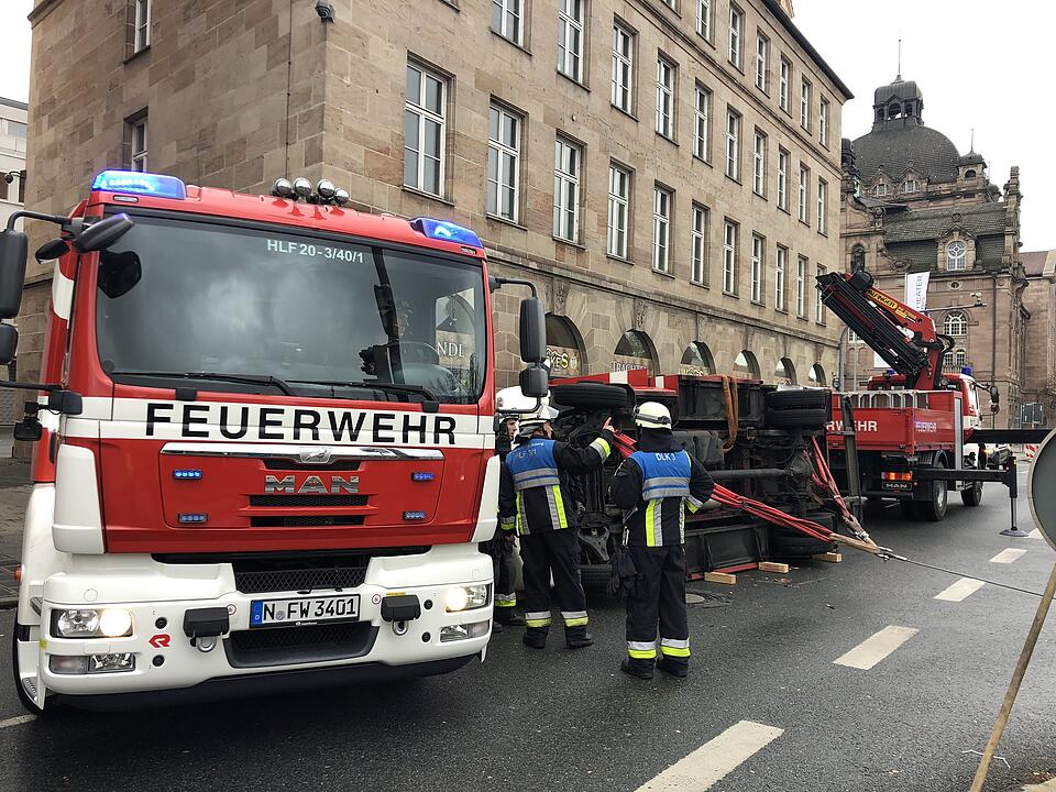 Feuerwehrwagen auf Einsatzfahrt verunglückt