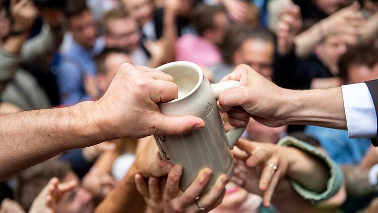 Die Bergkirchweih 2019 in Erlangen ist in vollem Gange. Die Polizei zieht zur Halbzeit des Fests eine positive Bilanz. Foto: Daniel Karmann/dpa