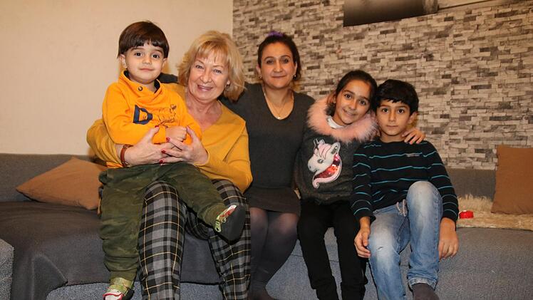 Glückliche Familie: Yusef, die ehrenamtliche Patin Sonja Birner, Mama Yasmin Mohamad, Asya und Rashid. Nicht im Bild ist Papa Samir. Foto: Dagmar Besand