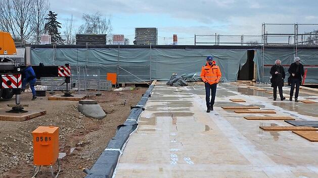 Die Böden, hier der künftige Kindergartenbereich, werden durch eine Spezialfolie gegen die Witterung geschützt, bis Wände und Decken montiert sind.  Fotos: Bernhard Panzer