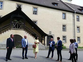 Maria Bildhausens Gesamtleiter Rainer Waldvogel führte die Gäste durch das Klosterareal (von links: Rainer Waldvogel, Bürgermeister Michael Kastl, MdB Dorothee Bär, Landrat Thomas Bold, MdB Dr. Reinhard Brandl, Regionalmanagerin Cordula Kuhlmann und Denkmalreferent Friedrich Roskamp, hinten).Foto: Heike Beudert
