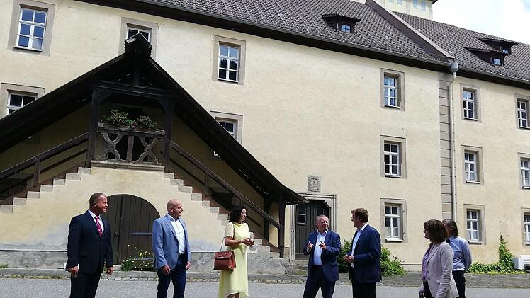 Maria Bildhausens Gesamtleiter Rainer Waldvogel führte die Gäste durch das Klosterareal (von links: Rainer Waldvogel, Bürgermeister Michael Kastl, MdB Dorothee Bär, Landrat Thomas Bold, MdB Dr. Reinhard Brandl, Regionalmanagerin Cordula Kuhlmann und Denkmalreferent Friedrich Roskamp, hinten).Foto: Heike Beudert