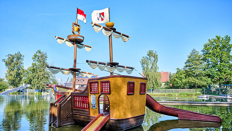 Neben einer Breitwellenrutsche, auf der bis zu vier Personen gleichzeitig rutschen k&ouml;nnen und einem Sprungturm gibt es im Waldstrandbad Windsbach ein gro&szlig;es Spielschiff f&uuml;r die Kleinen.