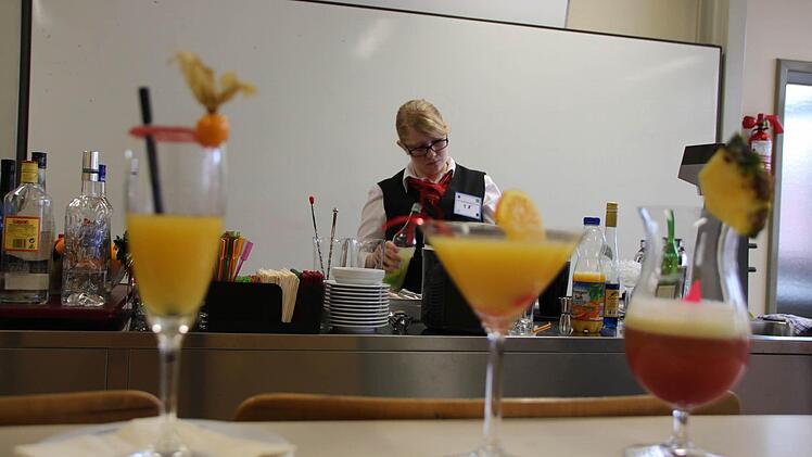 Schomann beim Cocktailsmixen