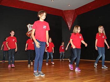 Die Mini Crazy Dancers bestritten im den Auftakt zur Sport- und Showgala. Sie zeigten sich ausdauernd und taktsicher. Foto: Sonja Adam