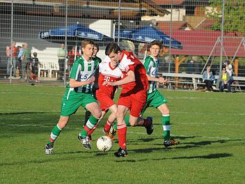 Zum Vorstoß setzt der Diebacher Daniel Schaub (rechts) an, aber der Winkelser Jonas Eschenbacher (links) hat schon die Verfolgung aufgenommen. Foto: Hopf