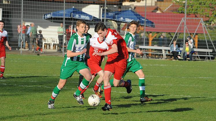 Zum Vorstoß setzt der Diebacher Daniel Schaub (rechts) an, aber der Winkelser Jonas Eschenbacher (links) hat schon die Verfolgung aufgenommen. Foto: Hopf