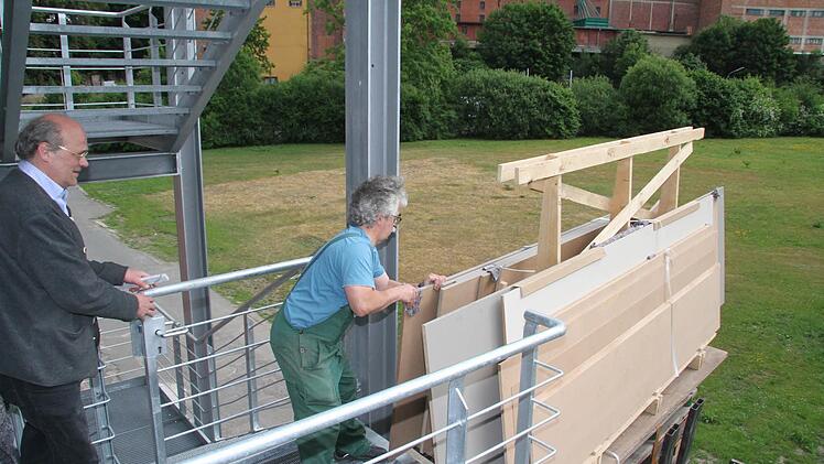 Stephan Kuhlmann von der Firma Bel-Tec, ein Unternehmen, das auf die Ausstattung von Museen, für Film- und Theaterkulissen spezialisiert ist überwacht die Anlieferung der MDF-Platten.