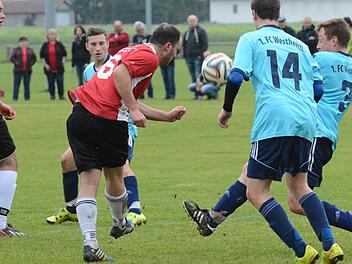 Aus der Gefahrenzone befördert Wartmannsroths Spielführer Jonas Knüttel die Kugel gegen die Westheimer Übermacht mit Fabian Martin und Florian Stein (rechts). Foto: ssp