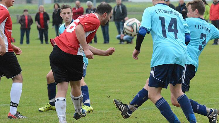 Aus der Gefahrenzone befördert Wartmannsroths Spielführer Jonas Knüttel die Kugel gegen die Westheimer Übermacht mit Fabian Martin und Florian Stein (rechts). Foto: ssp