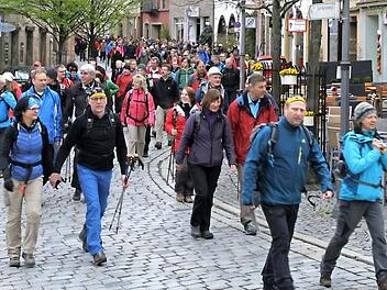 Hoch motiviert starteten 600 Wanderer am Samstagmorgen zum Marathon rund um Kulmbach. Fotos: Ferdinand Merzbach