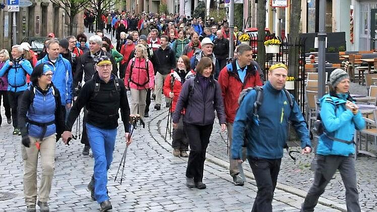 Hoch motiviert starteten 600 Wanderer am Samstagmorgen zum Marathon rund um Kulmbach. Fotos: Ferdinand Merzbach