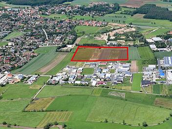 In der markierten Fläche am Kieferndorfer Weg soll das Aischpark-Center entstehen. Luftbild: Klaus Strienz