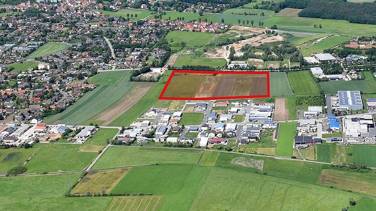 In der markierten Fläche am Kieferndorfer Weg soll das Aischpark-Center entstehen. Luftbild: Klaus Strienz