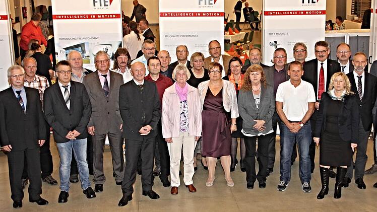 40 Jahre sind diese Jubilare der Firma treu geblieben. Foto: Helmut Will