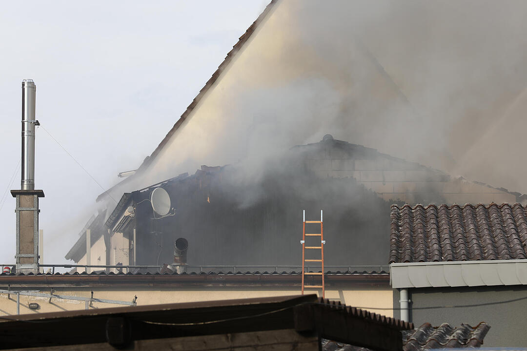 Hocher Schaden bei Brand in zwei Doppelhaushälften in Roth