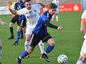 Adem Selmani (in weiß) und die SpVgg Jahn Forchheim feierten mit dem 5:1-Erfolg bei der SpVgg Weiden bereits den vierten Sieg in Folge. Am Samstag  um 15 Uhr geht es dann zu Hause gegen Sand. Dagmar Nachtigall