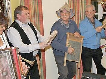 Die Gäste musizieren beim Marsch mit der Steirischen, Teufelsgeige, Ratsche und Waschbrett.  Foto: erl