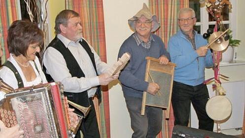 Die Gäste musizieren beim Marsch mit der Steirischen, Teufelsgeige, Ratsche und Waschbrett.  Foto: erl