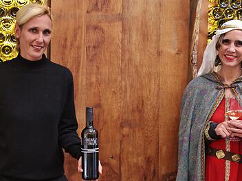 Kathrin Baier-Butler präsentiert in der Weinmanufaktur am Rosengarten den Beatrix genannten Riesling 2019. Gräfin Beatrix von Botenlauben (Catherine Vogel) gratuliert.