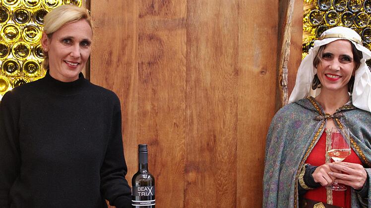 Kathrin Baier-Butler präsentiert in der Weinmanufaktur am Rosengarten den Beatrix genannten Riesling 2019. Gräfin Beatrix von Botenlauben (Catherine Vogel) gratuliert.