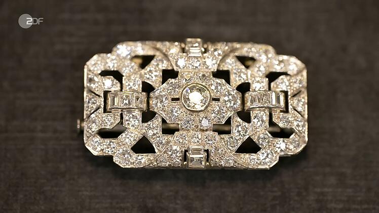 Eine Tafel-Brosche aus Platin mit Diamanten brachte Christine aus München mit. Ab 3.000 wollte sie den Schmuck aus den 1930er Jahren abgeben. Dr. Rezepa-Zabel empfahl bis zu 4.000. Wolfgang Pauritsch war die "ganz besondere" Brosche 3.200 Euro wert.