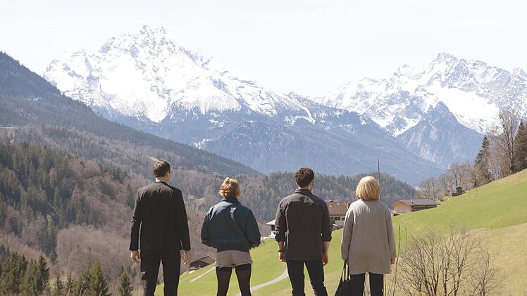 Von der deutschen K&uuml;ste in die Berge f&uuml;hrt der Roadtrip des Buches "Sophia, der Tod und ich" und auch der gleichnamigen Verfilmung durch Starschauspieler Charly H&uuml;bner (von links): Morten de Sarg (Marc Hosemann), Sophia (Anna Maria M&uuml;he), Reiner (Dimitrij Schaad) und seine Mutter Lore (Johanna Gastdorf) blicken auf die Alpen.