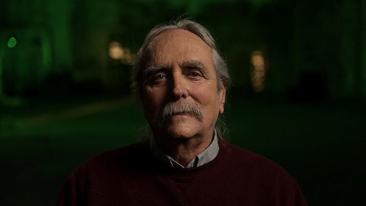 Der Psychologe Tod Roy evaluierte Charles Manson. Er glaubt, dass ihn seine lange Zeit im Gef&auml;ngnis zu dem Monster machte, dass er sp&auml;ter wurde.