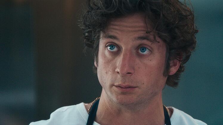 Schafft es das Restaurant "The Bear" in der gleichnamigen Serie mithilfe des brillanten Kochs Carmen "Carmy" Berzatto aus der Krise? F&uuml;r die Hauptrolle in dem Serienhit wurde Jeremy Allen White mit mehreren Emmys und Golden Globes ausgezeichnet.