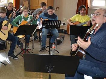 Viel Spaß hatten die Teilnehmer am Gitarrenkurs mit Clemer Andreotti, der seinen Schülern auch brasilianische Rhythmen und Formen der Saitentechnik beibrachte. Foto: K.-H. Hofmann