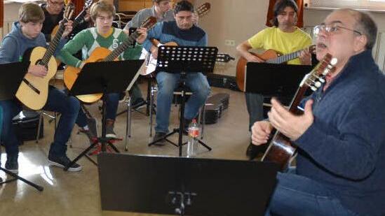 Viel Spaß hatten die Teilnehmer am Gitarrenkurs mit Clemer Andreotti, der seinen Schülern auch brasilianische Rhythmen und Formen der Saitentechnik beibrachte. Foto: K.-H. Hofmann