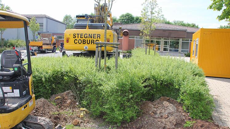 Mittlerweile haben die Arbeiten zum Abriss des maroden, alten Hallenbades begonnen.