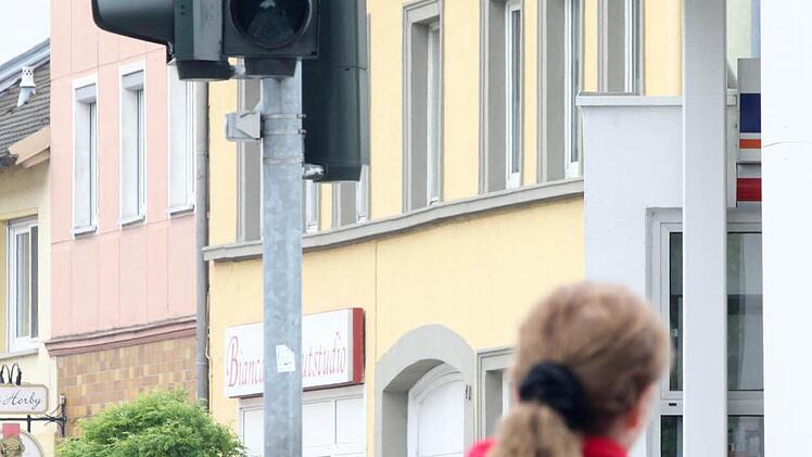 Fußgänger haben zeitweise ihre liebe Not, über die Straße zu kommen.