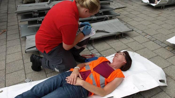 Louisa Schneider (li) versorgt die "Verletzte" Anja Behrschmidt.